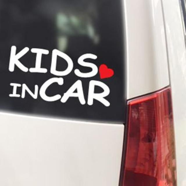 KIDS IN CAR ハート付/ステッカー(白)cmキッズインカー キッズ/ベビー/マタニティのキッズ/ベビー/マタニティ その他(その他)の商品写真