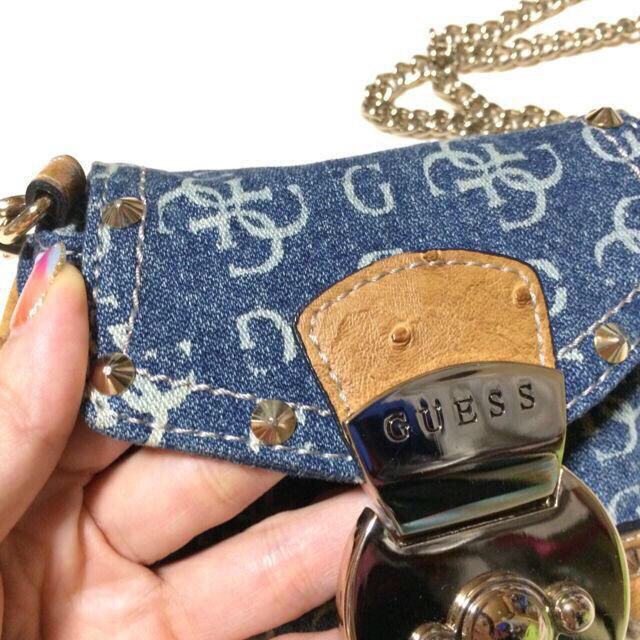 GUESS(ゲス)のGUESS☆ミニショルダー 美品 レディースのバッグ(ショルダーバッグ)の商品写真