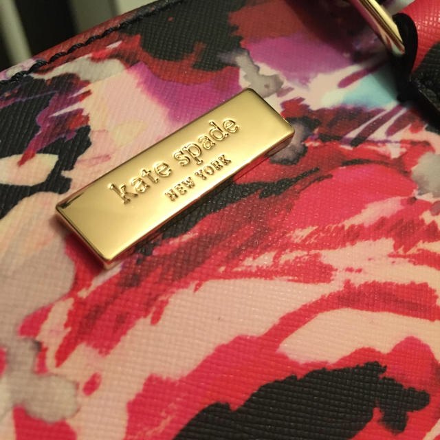 kate spade new york(ケイトスペードニューヨーク)のケイトスペード♡新品♡フラワープリント2wayBAG♡ レディースのバッグ(ハンドバッグ)の商品写真