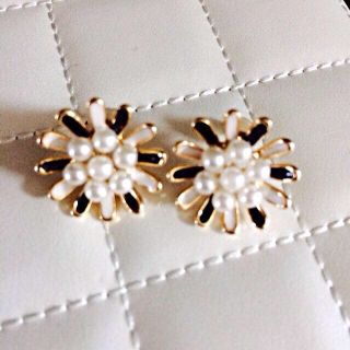 モエリー(MOERY)のMoery♡フラワーピアス(ピアス)