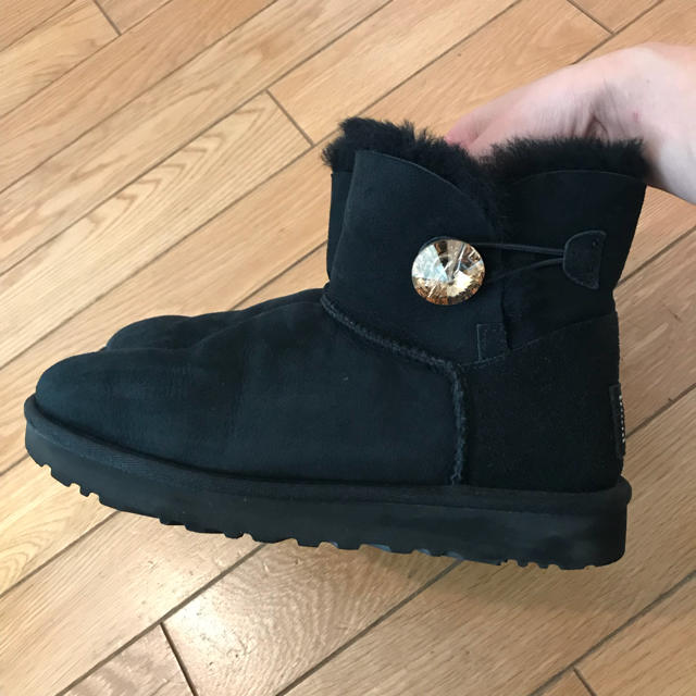 UGG(アグ)の値下げ☆ハワイ購入☆UGG☆ミニ ベイリー ボタン ブリング  レディースの靴/シューズ(ブーツ)の商品写真