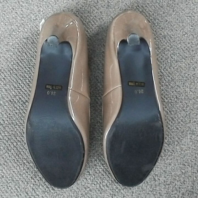 UNITED ARROWS(ユナイテッドアローズ)の美品　フェリシモ　em3 エムトロワ　パンプス　エナメルベージュ　24センチ レディースの靴/シューズ(ハイヒール/パンプス)の商品写真