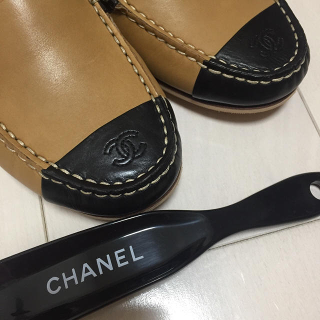 CHANEL(シャネル)のCHANEL ローファー バイカラー パンプス ローヒール フラット シューズ レディースの靴/シューズ(ローファー/革靴)の商品写真
