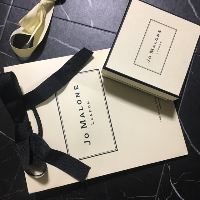 Jo Malone(ジョーマローン)のジョーマローン ギフトボックス 紙袋付き バスオイル プレゼント ギフト 贈り物 コスメ/美容のボディケア(バスグッズ)の商品写真