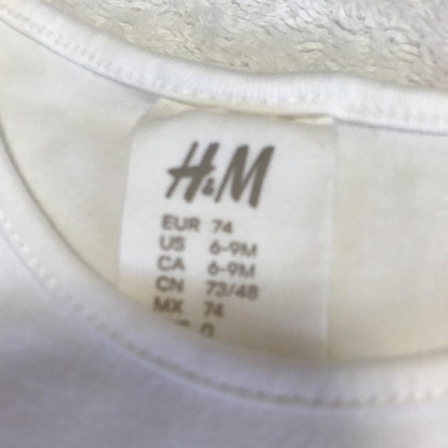 H&M(エイチアンドエム)のh&m 肩フリル 長袖 トップス ロンT キッズ/ベビー/マタニティのベビー服(~85cm)(Ｔシャツ)の商品写真