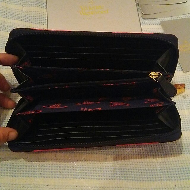 Vivienne Westwood(ヴィヴィアンウエストウッド)のヴィヴイアンウエスドウッド ラウンドファスナー長財布 ピンク×黒 レディースのファッション小物(財布)の商品写真