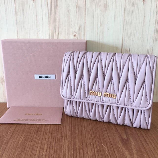 新品 可愛い♡ MIUMIU マトラッセ 二つ折り財布 ミュウミュウ ピンク1点-