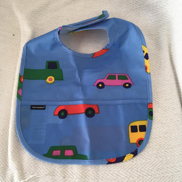 marimekko(マリメッコ)の新品未使用 マリメッコ スタイ 車 キッズ/ベビー/マタニティのこども用ファッション小物(ベビースタイ/よだれかけ)の商品写真