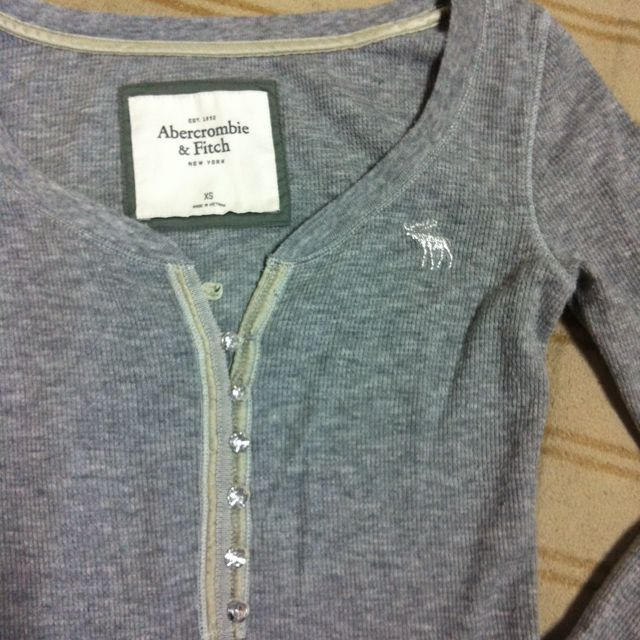 Abercrombie&Fitch(アバクロンビーアンドフィッチ)のアバクロ キラキラボタン カットソー レディースのトップス(カットソー(長袖/七分))の商品写真