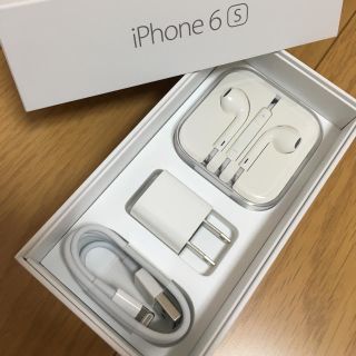 アップル(Apple)のお値下げ☆新品未使用☆iPhone6s付属イヤホン 充電器 セット(その他)