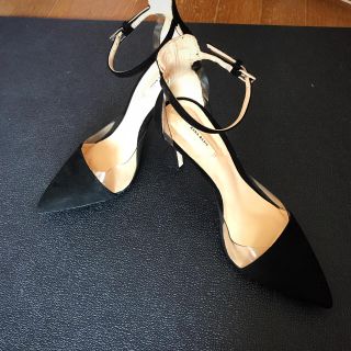 ザラ(ZARA)のZARA黒パンプスストラップ付き25cm(ハイヒール/パンプス)