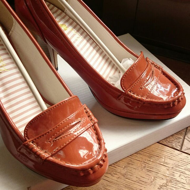 【新品】エナメル仕上げパンプス レディースの靴/シューズ(ローファー/革靴)の商品写真
