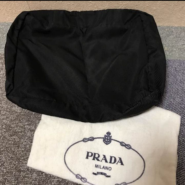 PRADA(プラダ)のさおりんご専用  プラダ PRADA ポーチ 黒 メイクポーチ トラベル ポーチ レディースのバッグ(ボディバッグ/ウエストポーチ)の商品写真