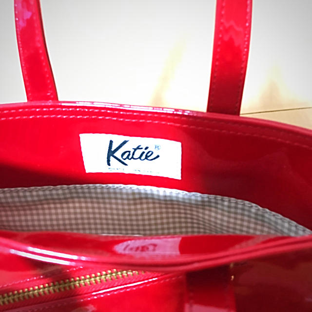 Katie(ケイティー)のKatie エナメルバッグ レディースのバッグ(ハンドバッグ)の商品写真