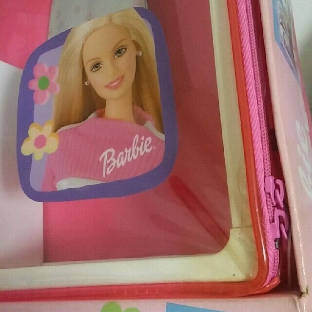 Barbie(バービー)のBarbie❤持ち運び式！コーディネートクローゼット【バービー人形】 キッズ/ベビー/マタニティのおもちゃ(ぬいぐるみ/人形)の商品写真