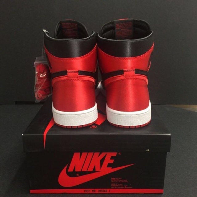 NIKE(ナイキ)のNIKE AIR JORDAN 1 SATIN BANNED 501 28.5 メンズの靴/シューズ(スニーカー)の商品写真