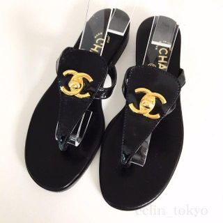 シャネル(CHANEL)のシャネル ターンロック パテント レザー サンダル 351/2 黒 E273(サンダル)