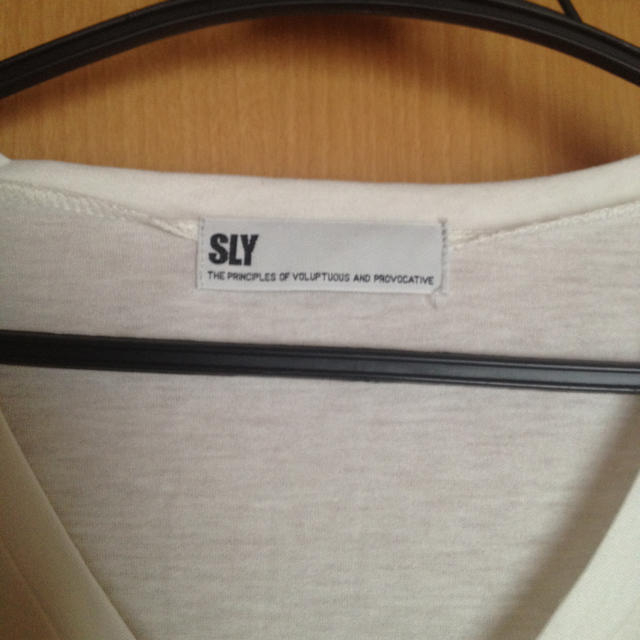 SLY(スライ)のSLY VネックＴ白EMODAタンク レディースのトップス(Tシャツ(半袖/袖なし))の商品写真