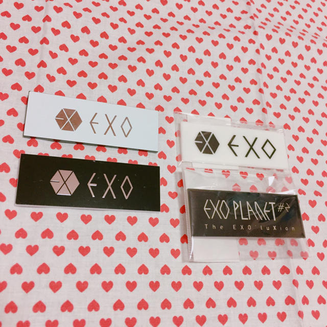 EXO(エクソ)のEXO ♥︎ バッジ セット エンタメ/ホビーのタレントグッズ(アイドルグッズ)の商品写真