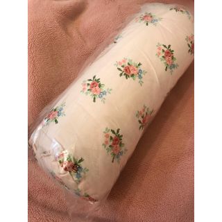 ローラアシュレイ(LAURA ASHLEY)のローラアシュレイ HOME 円筒クッション 花柄 未開封(クッション)