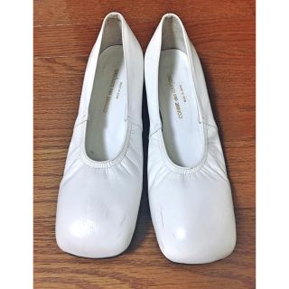 コムデギャルソン(COMME des GARCONS)のcomme des garçons ホワイトレザーパンプス(ローファー/革靴)