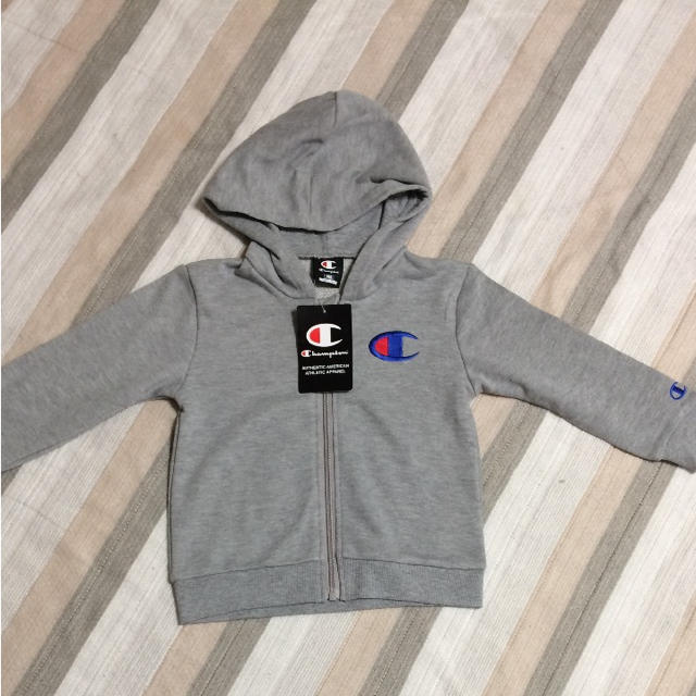 Champion(チャンピオン)のチャンピオン ジップパーカー 新品 キッズ ベビー キッズ/ベビー/マタニティのキッズ服男の子用(90cm~)(その他)の商品写真