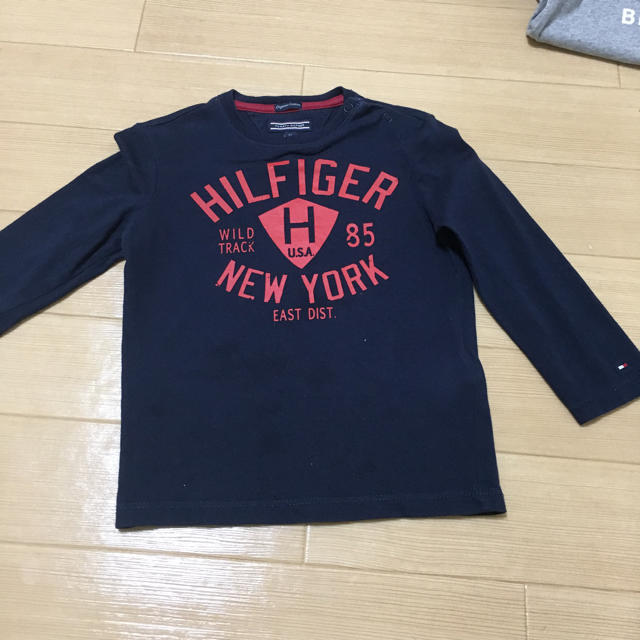 TOMMY HILFIGER(トミーヒルフィガー)のトミーヒルフィガー ロンT 92センチ キッズ/ベビー/マタニティのキッズ服男の子用(90cm~)(Tシャツ/カットソー)の商品写真