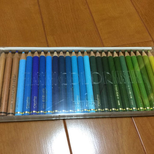 フェリシモ 色鉛筆 青~緑系 25色セットの通販 by pourris's フェリシモ 色鉛筆 青~緑系 25色セットの通販 by pourris's
