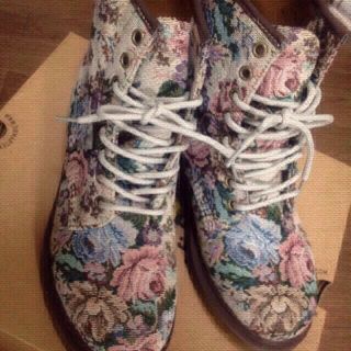 ドクターマーチン(Dr.Martens)のお値下げ！UK６花柄ブーツ♡(ブーツ)