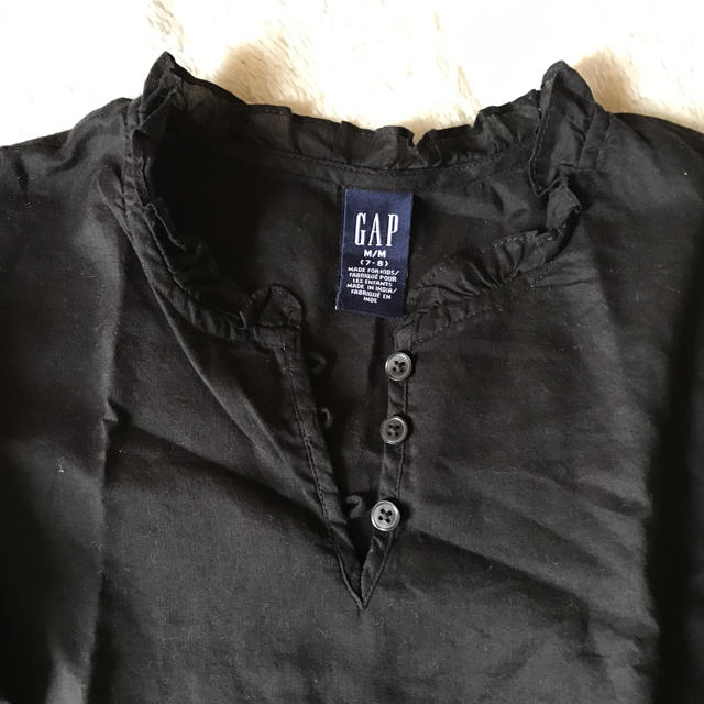 GAP(ギャップ)のGAP黒シャツ120 キッズ/ベビー/マタニティのキッズ服女の子用(90cm~)(Tシャツ/カットソー)の商品写真