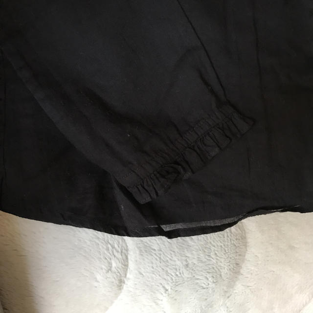 GAP(ギャップ)のGAP黒シャツ120 キッズ/ベビー/マタニティのキッズ服女の子用(90cm~)(Tシャツ/カットソー)の商品写真