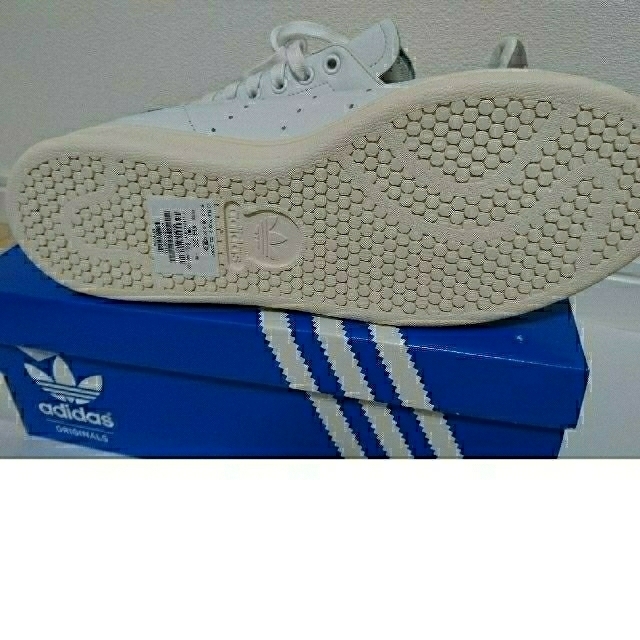 adidas(アディダス)の【取り置き中】STAN SMITH(グレー) 24.5cm 新品 レディースの靴/シューズ(スニーカー)の商品写真