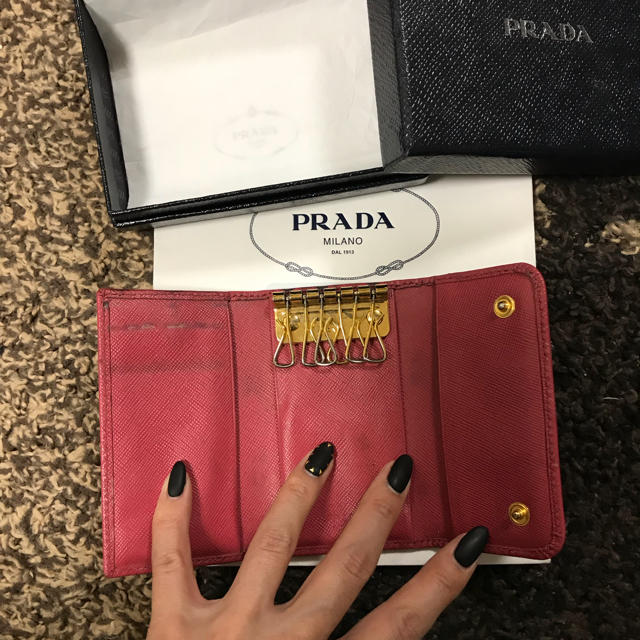PRADA(プラダ)のプラダ キーケース ピンク サフィアーノ 正規品 レディースのファッション小物(キーケース)の商品写真