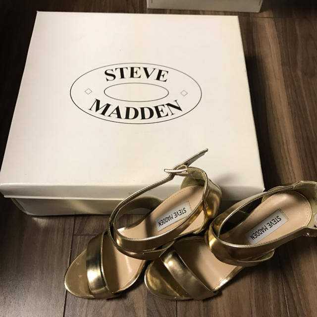 Steve Madden(スティーブマデン)のゴールドサンダル レディースの靴/シューズ(サンダル)の商品写真