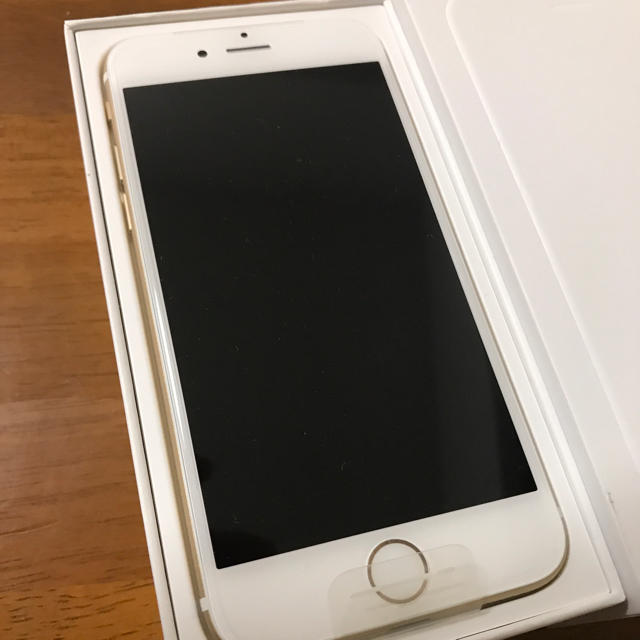 Apple(アップル)の新品iPhone6 64GB GOLD au スマホ/家電/カメラのスマートフォン/携帯電話(スマートフォン本体)の商品写真