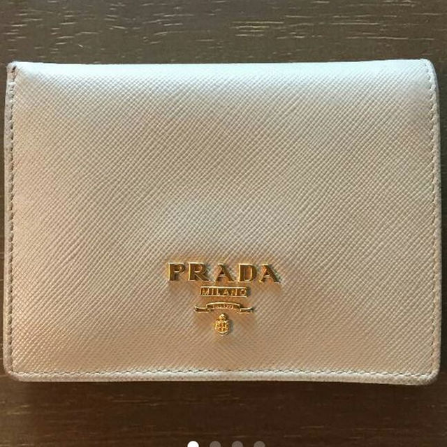 プラダ サフィアーノ 二つ折り 財布 白 ベージュ オフホワイト PRADA | フリマアプリ ラクマ