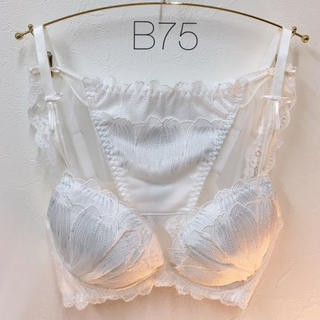 トリンプ(Triumph)の♡makaron様専用♡【新品】B75 トリンプ Dress ブラ&ショーツ(ブラ&ショーツセット)