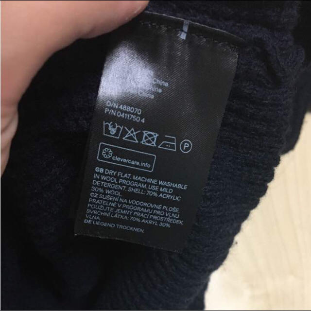 H&M(エイチアンドエム)の送料込❗️H&M クルーネック ニット カラー ネイビー 紺色 サイズ XS メンズのトップス(ニット/セーター)の商品写真