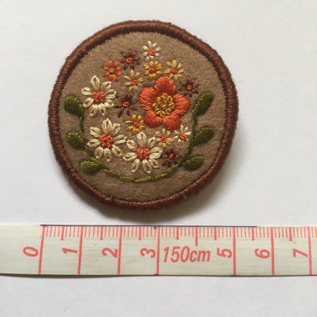 44.お花の刺繍ブローチ✴︎受注製作 ハンドメイドのアクセサリー(コサージュ/ブローチ)の商品写真