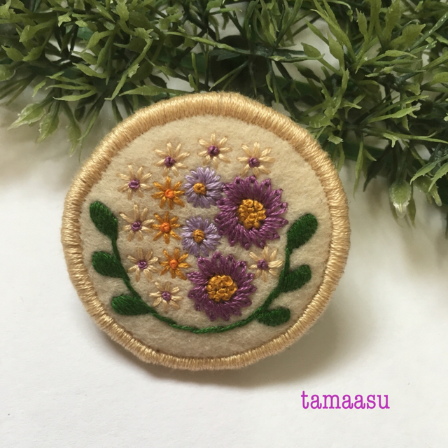 9.お花の刺繍ブローチ✴︎受注製作 ハンドメイドのアクセサリー(コサージュ/ブローチ)の商品写真