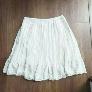 女の子らしい白スカート(ひざ丈スカート)