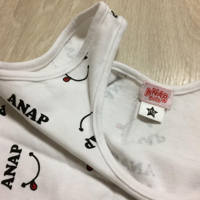 ANAP Kids(アナップキッズ)のI 送料込 アナップキッズ 110 タンクトップ ダンス 夏 総柄 ロゴ 白黒 キッズ/ベビー/マタニティのキッズ服女の子用(90cm~)(Tシャツ/カットソー)の商品写真