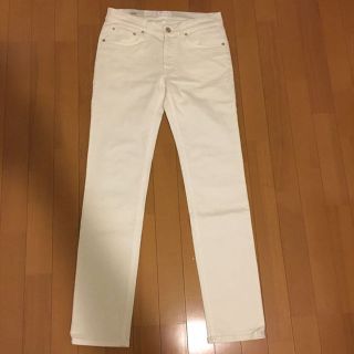 アクネ(ACNE)の新品未使用☆ ACNE ホワイトテーパード デニム 30/32(デニム/ジーンズ)