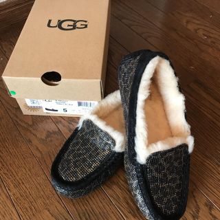 アグ(UGG)の新品未使用☆UGGキラキラヒョウ柄モカシン(スリッポン/モカシン)