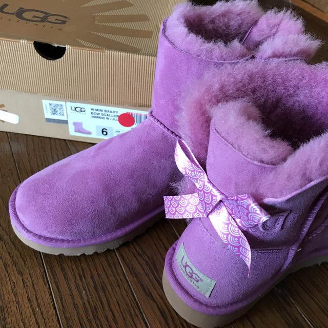 UGG(アグ)の新品未使用☆UGGパープルリボンショートブーツ レディースの靴/シューズ(ブーツ)の商品写真