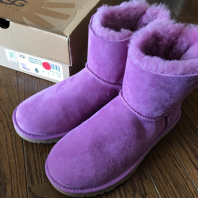 UGG(アグ)の新品未使用☆UGGパープルリボンショートブーツ レディースの靴/シューズ(ブーツ)の商品写真