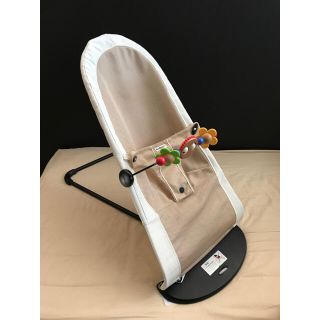 ベビービョルン(BABYBJORN)の<美品>ベビービョルン ベビーバウンサー ホワイト×ベージュ＋木製トイ付き(その他)