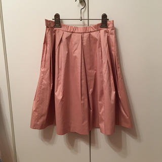 ユニバーバルミューズ(UNIVERVAL MUSE)のピンク色スカート(ひざ丈スカート)