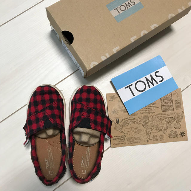 TOMS(トムズ)のトムズ 赤チェック柄 スニーカー キッズ/ベビー/マタニティのキッズ靴/シューズ(15cm~)(スニーカー)の商品写真