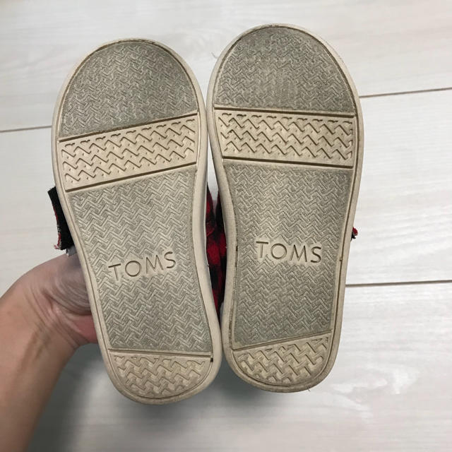 TOMS(トムズ)のトムズ 赤チェック柄 スニーカー キッズ/ベビー/マタニティのキッズ靴/シューズ(15cm~)(スニーカー)の商品写真